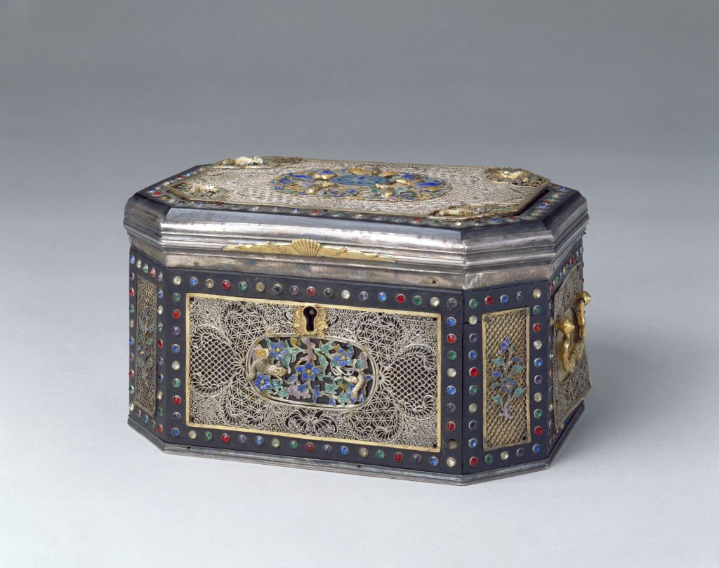 图片[1]-Silver thread roast blue five bat holding longevity commission corner box-China Archive